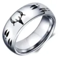 Vue détaillée de la bague en acier inoxydable poli avec des motifs de tête de cerf gravés. - Taille 6 / Argent