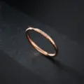 Bague minimaliste en acier titane plaqué or rose avec trois petits zircons scintillants. - Taille 6 / Trois Pierres / Or rose