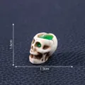 Miniatur Kunstharz Totenkopf Figur für Halloween Mikrolandschaft und DIY Zubehör. - Grünaugen Skelett