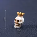 Mini Totenkopf Figur mit Krone Halloween Mikro Landschaft DIY Deko Ornament Zubehör. - Skelett mit hoher Krone