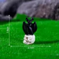 Halloween Miniatur Fledermaus auf Totenkopf Harz Ornament, schwarz weiss gruselige Deko - Horror Fledermaus Skelett (C2452)