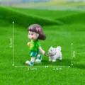 Miniatura resina linda niña caminando perro figura micro paisaje decoración escritorio - Chica En Verde Y Perro Blanco / Verde