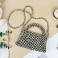 Borsa a mano in perle acriliche argentate intrecciate a mano per eleganti feste. - Argento