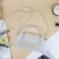 Borsa a tracolla intrecciata con perle di cristallo trasparente fatta a mano in acrilico - Trasparente