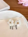 Handgemachte weiße Perlen Kamelie Blumen Ohrringe, zarte Schmuck Accessoires für Damen Stil. - Ohrringe / Weiß