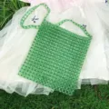 Dettaglio borsa in perline acriliche verdi, design quadrato trasparente, elegante borsa casual. - Verde