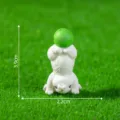 Miniatura de figura de conejo de Pascua con bola verde para decoracion de micropaisaje. - N.º 2 conejo haciendo el pino