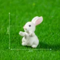 Mini figura de conejo blanco para paisaje de musgo DIY, bonito adorno de coche y escritorio. - Conejo abrazando huevo n.º 6 tipo 2