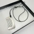 Minimalistische Metall Kamm Anhänger Halskette mit schwarzem Band, schickes Accessoire. - Lederkordel Stil (Z-2670)