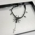 Dunkler Punk Leder Choker Halskette mit Silberketten, Spinnenanhänger und Kreuz für Damen. - Spinne Kreuz Quaste Choker