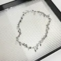 Donkere koele strass kruis hanger ketting, meervoudige zilveren sleutelbeen ketting voor vrouwen. - Strass Stijl (Z-2477) / Wit