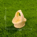 Modelo de cesta tejida de ratan en miniatura para decoracion DIY de micro paisaje. - Cesta de Bambú Pequeña / Blanco Roto