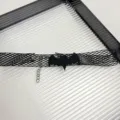 Collier ras de cou chauve-souris en filet noir, vue détaillée avec chaîne métal. - Style Chauve-souris (Z-1855)