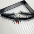 Collier ras du cou araignée en dentelle noire gothique avec pendentif pierre rouge mystérieux. - Style Araignée Sanglante (Z-1858)