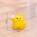 Bonita figura de pollito de resina con melocoton para decoracion de escritorio micro paisajismo. - Sosteniendo un melocotón n.º 1
