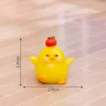 Lindo mini figura de pollito de resina con manzana en la cabeza decoración de escritorio 2.9cm - Equilibrando una manzana n.º 4