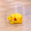 Linda pequeña estatuilla de pollito amarillo con cereza, decoración de resina para escritorio. - Sujetando cereza n.º 5