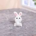 Kleine süße weiße Harz Kaninchen Figur für Puppenhaus und Mikrolandschaft Dekoration. - Nr. 17 Hase, der das Gesicht hält
