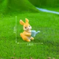 Miniatur Harz Kaninchen Figur Gelb Garten Dekoration Spielzeug mit blauer Gießkanne Neu - Nr. 2 Gießen