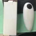 Abrelatas eléctrico con cuerpo blanco y botón negro para un uso diario muy práctico. - Embalaje de Caja Blanca / Blanco