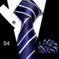 Gedetailleerd overzicht van de blauwe gestreepte stropdas set voor heren met klassiek patroon. - S4