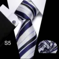 Detailopname van de klassieke blauw-zwart gestreepte formele herenstropdas set. - S5