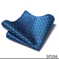 Gedetailleerd aanzicht van het blauwe zakdoekje met geometrisch patroon voor herenkostuum. - 12356-SP204