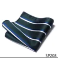 Modieuze heren donkergroen gestreepte pochet zakdoek voor pak en kostuum accessoire. - 12356-SP208