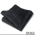 Detail van de zwarte paisley pochette, elegant accessoire voor heren pak, stoffen doek. - 12356-SP263