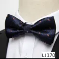 Gros plan détaillé d'un nœud papillon noir en jacquard avec des rayures bleues formelles. - Style Rayé Bleu(12638-LJ170)