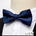 Noeud papillon homme en jacquard soie polyester bleu fonce avec pois roses pour ceremonie. - Style Point Rose Ondulé(12638-LJ176)