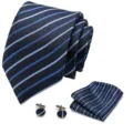 Detailopname van een elegante blauwe gestreepte stropdasset met bijpassende pochet en manchetknopen. - Stijl S68