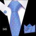 Gedetailleerd overzicht van een stijlvolle blauwe patroon stropdas set voor heren met manchetknopen. - Stijl S45