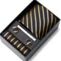 Coffret cadeau cravate homme rayé bleu jaune avec pochette et boutons de manchette. - HB85