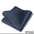 Close-up van het elegante donkerblauwe geweven pochet met prachtige fijne textuur. - 12356-SP266