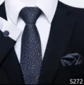 Gedetailleerd overzicht van de donkerblauwe jacquard stropdas, pochet en manchetknopen set. - Donkerblauwe Kleine Bloemen Stijl (S272)