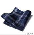 Detailopname van het donkerblauwe geruite pochet met fijne textuur en stofkwaliteit. - 12356-SP216