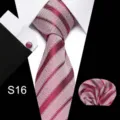 Detail van bordeauxrode gestreepte das met pochette en bijpassende manchetknopen erbij. - S16