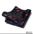 Gedetailleerd overzicht van blauwe herenpochet met oranje motief en zijden textuur. - 12356-SP222