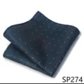 Vista detallada de pañuelo de bolsillo azul oscuro con lunares blancos, accesorio elegante. - 12356-SP274