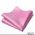 Roze geruite pochet detail, fijne stofstructuur voor stijlvolle herenpak accessoires. - 12356-SP227