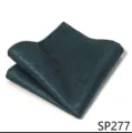 Primer plano de pañuelo de bolsillo texturizado verde oscuro para traje de hombre. - 12356-SP277