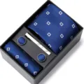 Coffret cadeau cravate jacquard bleue homme avec pochette pince à cravate et boutons de manchette. - HB56