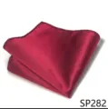 Detalle de pañuelo de bolsillo texturizado burdeos para hombre, accesorio clásico. - 12356-SP282