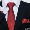 Gedetailleerde opname van elegante rode jacquard das met pochet en manchetknopen. - Rood met Gouden Stipjes Stijl (S280)