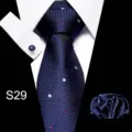 Gedetailleerde close-up van de elegante blauwe stropdas set met stippen en pochet. - S29