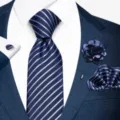 Set cravate rayée bleue homme, avec pochette, fleur de revers et boutons de manchette. - 12648-SF20