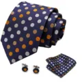 Gedetailleerd close-up van de elegante stropdas met stippen, pochet en bijpassende manchetknopen. - Stijl S49