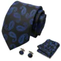 Detail van zwart en blauw paisley das set met bijpassende pochet en manchetknopen. - Stijl S72
