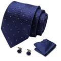 Gedetailleerd overzicht van een blauwe herendas met pochette en stijlvolle manchetknopen. - Stijl S50